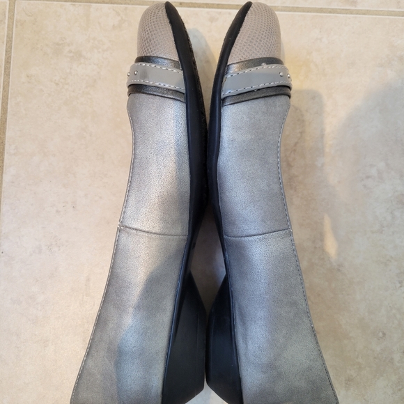 Cute Naturalizer Grey Metallic Snake skin flats heels with belt buckle design - Picture 4 of 5